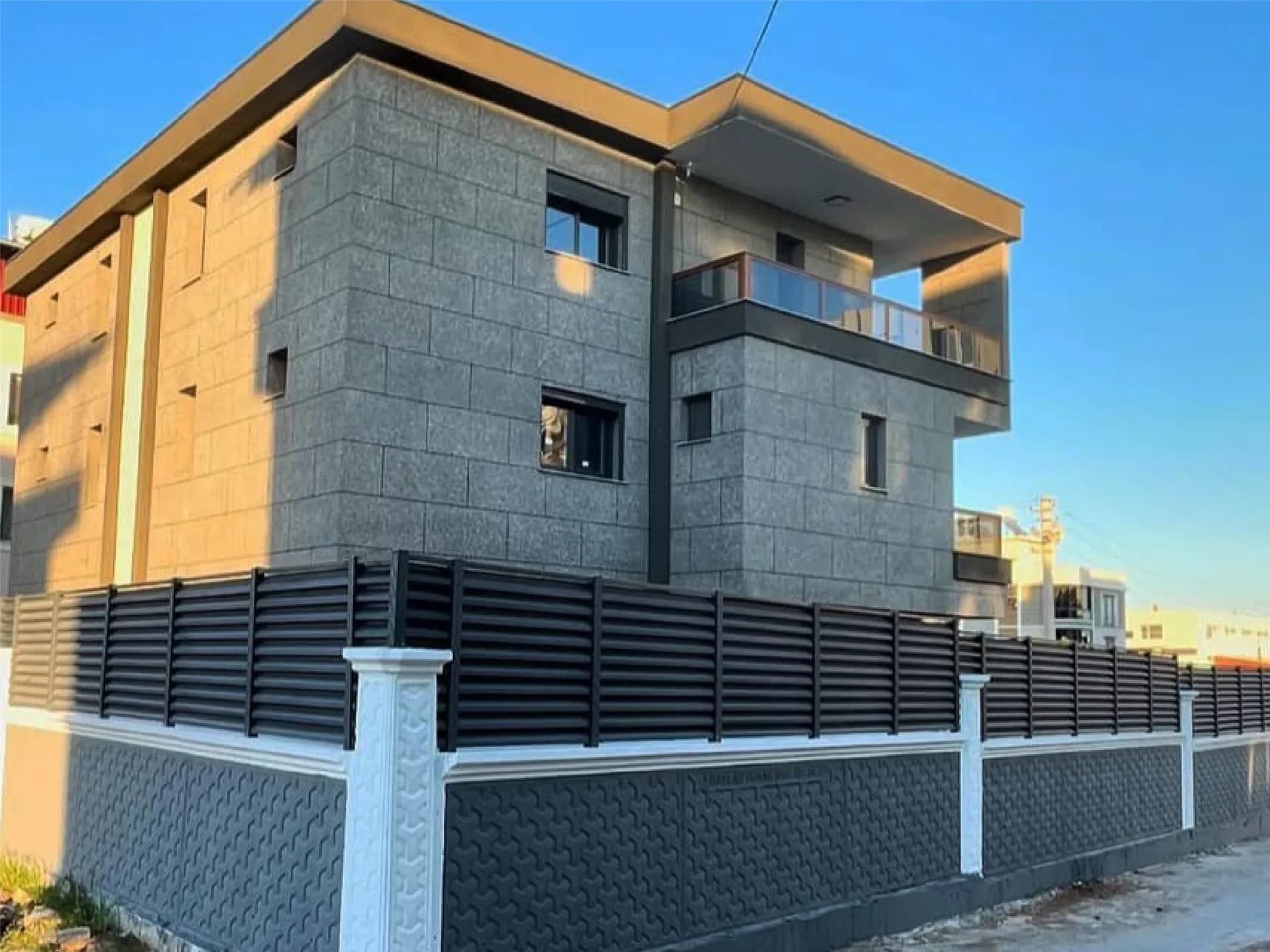 Panjur Çit Nedir? Güvenlik ve Estetiği Bir Araya Getiren Çözüm